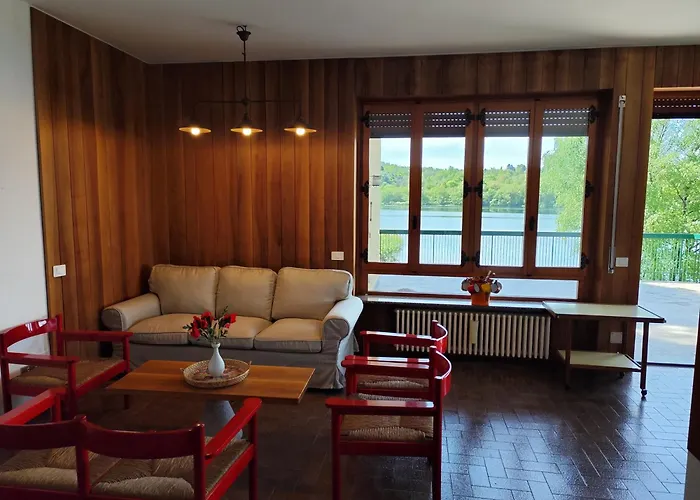 Faggio Rosso, Tranquillita In Riva Al Villa